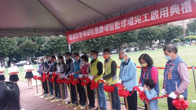 中和区长赖俊达与中和区民代、里长及附近居民一同出席启用仪式。（中和区公所提供）