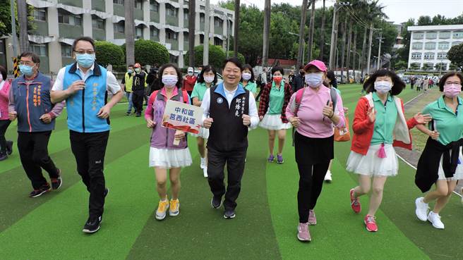 新北首座人工草皮跑道正式开放民眾使用。（中和区公所提供）