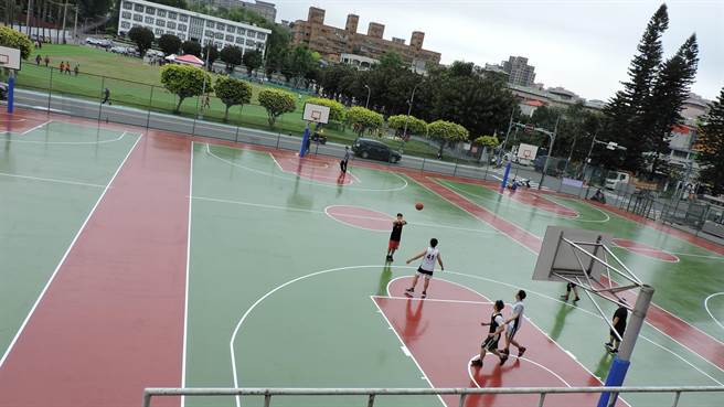 篮球场设8座篮球架，是中和区最大的篮球场。（中和区公所提供）