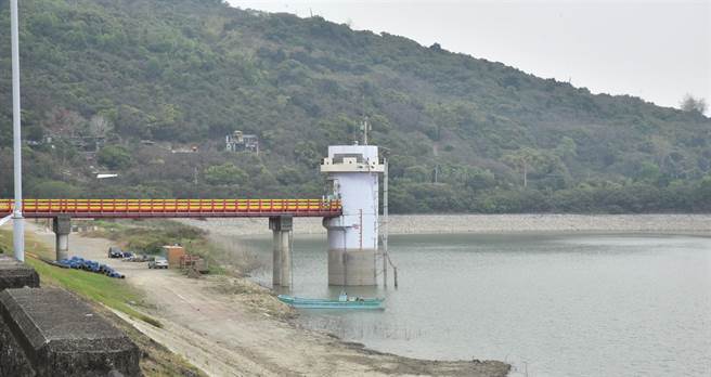 水情严峻，图为阿公店水库现况，经济部水利署南区水资源局说，阿公店水库的水量还有约25％。（林瑞益摄）