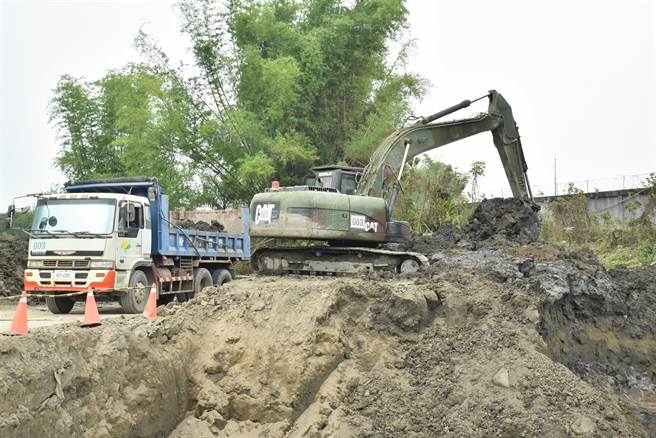 八军团官兵帮忙清淤阿公店水库。（林瑞益摄）