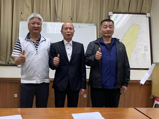 桃園區漁會8日上午召開第18屆新任理監事會議，三巨頭分別由理事長謝仁江（中）、常務監事王清島（右）及總幹事陳義成（左）連任。（姜霏攝）