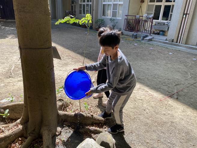 各学校也积极透过教育宣导，透过让学生搜集资料，藉由课堂讲解与学习，让学生理解为何抗旱，做到不浪费水资源。（嘉义县政府提供∕吕妍庭嘉义传真）