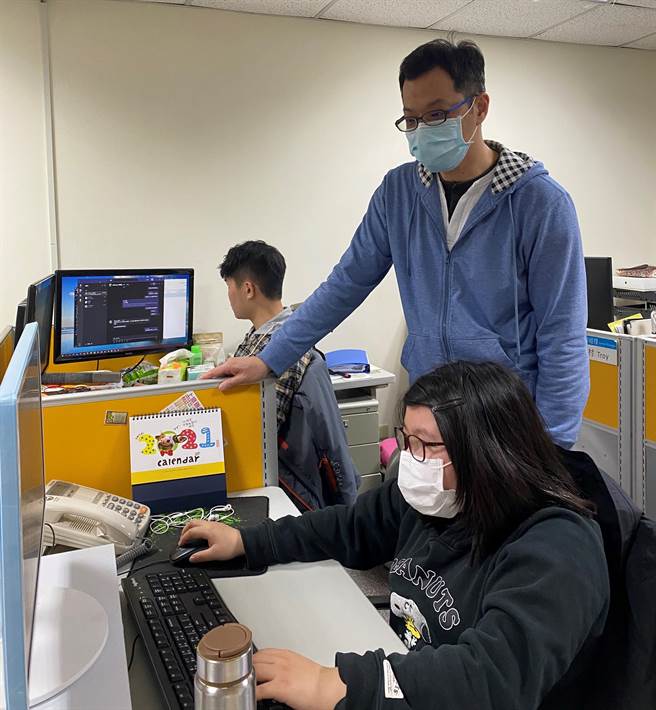 劳动部中彰投分署积极推动「青年就业旗舰计画」，企业补助最高可达540万元，有助培育优秀员工及政府提供补助，一举二得。(劳动部中彰投分署提供)