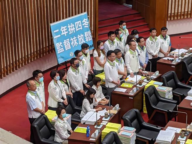 太鲁阁号赈灾，民进党高雄巿党部与党团捐百万。图为民进党团在议会联合质询画面。（曹明正摄）