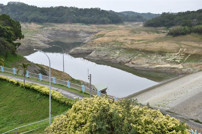 立委陈超明等人8日赴头份永和山水库会勘，蓄水量已不足8％，坝基都完全裸露。（ 谢明俊摄）