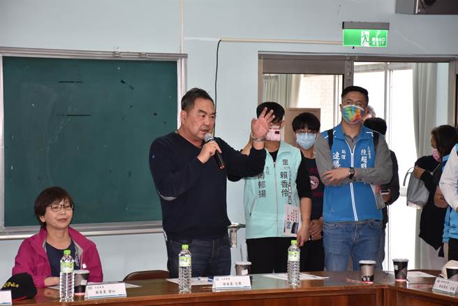 立委徐志荣大声替苗栗乡亲抱屈，说明苗栗乡亲为何不满停水。（谢明俊摄）