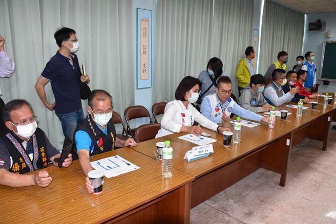 头份市长罗雪珠及多名苗栗县议员都到场关心。（谢明俊摄）