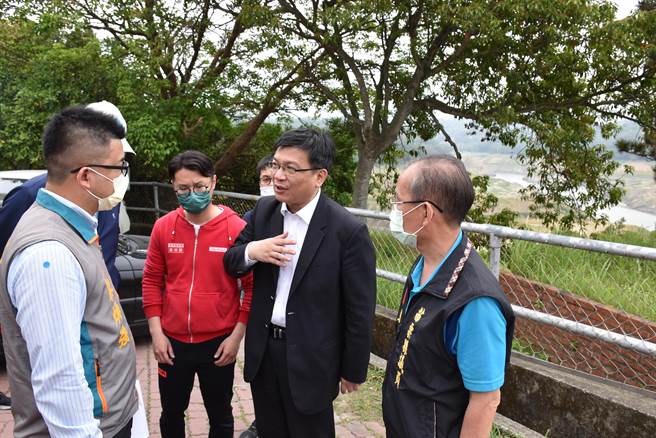 苗栗县议员郑聚然（右一）向经济部次长曾文生（中）陈情苗栗乡亲被限水之苦。（谢明俊摄）