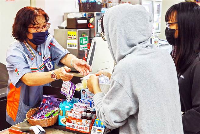 屏基超商门市聘用中高龄者担任店员，从行动支付、点数兑换等服务全都难不倒。（林和生摄）