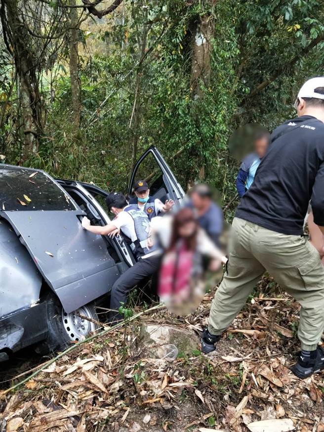休旅車被邊坡處較粗壯堅韌的灌木叢卡住，幸運沒有下墜至10尺深的山谷，經確認車體移動無風險後，警消隨即將車內7位民眾救出，結束一場虛驚。(警消提供／林雅惠高雄傳真)