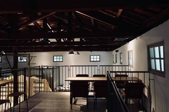 台中市农会改建70年歷史的桧木建造仓库成为「憬初寻」咖啡馆，充满浓浓工业风。（台中市农会提供／王文吉台中传真）