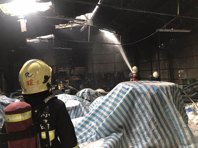 彰化市岸頭巷下午3點22分又發生工廠火警，彰化縣消防局第一大隊緊急撲滅。（彰化縣消防局第一大隊提供／吳敏菁彰化傳真）