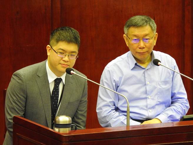 邱昱凯首度到议会备询。（张薷摄）