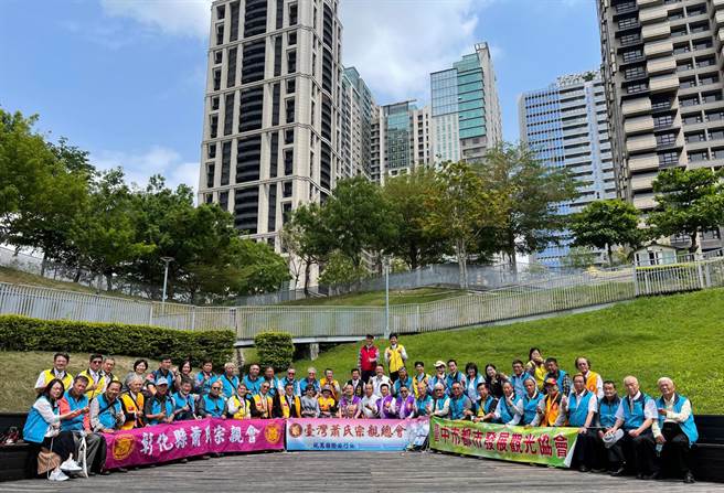 萧氏宗亲还到台中歌剧院参观，并到秋红谷公园喝咖啡等，感受台中七期城市面貌的崭新与活力。（台中市政府提供）
