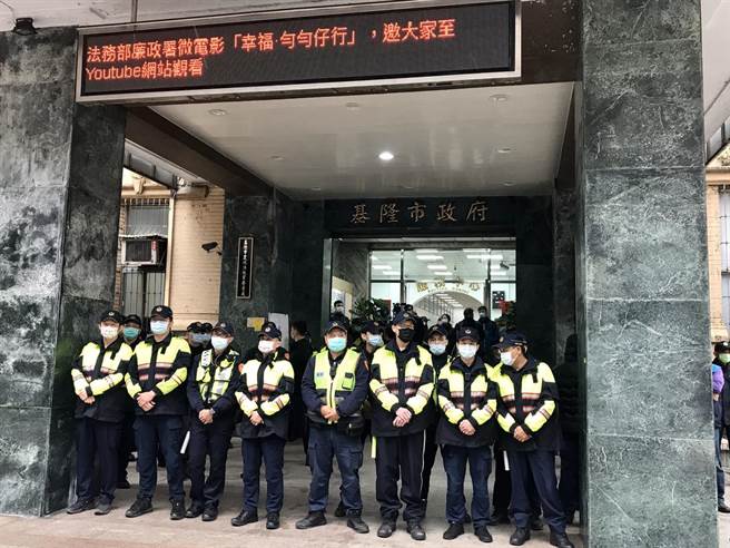 基隆市政府都市发展处使用管理科拆除组张姓组长、产业发展处工商管理科张姓约雇人员，涉嫌包庇违建免遭拆除。（陈彩玲摄）