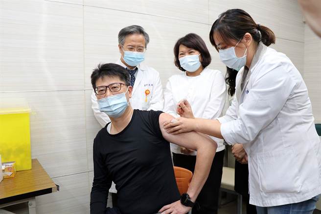 嘉基医院副院长陈炜率先接种AZ疫苗，市长黄敏惠、院长姚维仁加油打气。（嘉义市政府提供）