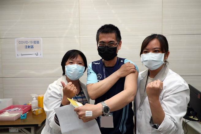 嘉义市医护人员接种AZ疫苗。（嘉义市政府提供）
