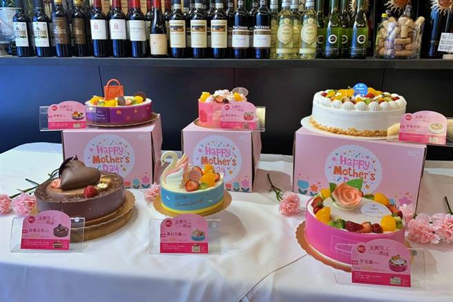5月母亲节檔期活动开跑，经营85度C的美食-KY以「美丽佳人妈咪」主题推出6款母亲节蛋糕应战，预期2021年全檔期可销售逾5.7万颗主题蛋糕、带动业绩小幅成长3％。（美食提供）