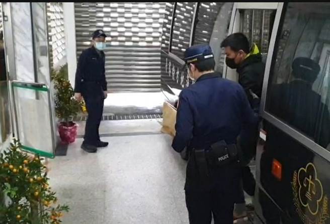 逃逸移工「阿好」8日自车上步出，准备进入看守所。（读者提供／罗亦晽花莲传真）