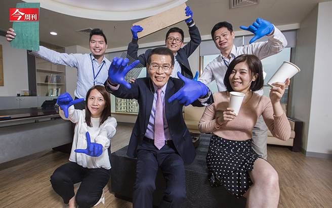 近日，全联总经理蔡笃昌亲自上阵，率记者走进桃园杨梅斥资10亿元、从白木屋手中买下的厂房。眼前一条条全自动量产的生产线，正藏着取经自日本「阪急麵包」、去年为全联创造七亿元营收的秘密。(图／今周刊 摄影-陈弘岱)