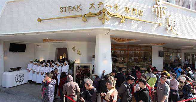 料理CP值超高，赤鬼牛排每回展店都吸引民眾排隊朝聖。(圖/赤鬼炙燒牛排提供)