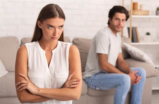 處女座、水瓶座及摩羯座的內心最固執，意見不合就愛一爭高下，不僅聽不進勸告，更連吵架都不願主動道歉。（圖／Shutterstock）