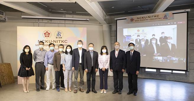 因受疫情影響，成功大學日前與日本香川高專，跨海連線舉行簽約儀式。雙方合作範圍將涵蓋雙邊跨國授課、實作學習、學士學位跨國學程，理論、實作雙軌並進，共育AI機器人專才。（圖/成功大學提供）