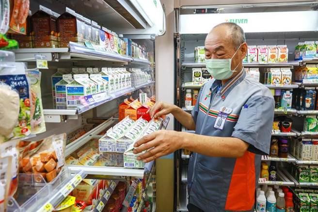 （7-ELEVEN与毕嘉士基金会携手首创的屏基乐龄门市，店员全数由45岁以上的中高龄者所组成，为当地熟龄族创造工作机会。图／业者提供）
