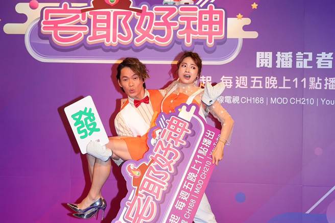 黄镫辉、阿喜主持新节目《宅爷好神》。（狼谷育乐台提供）
