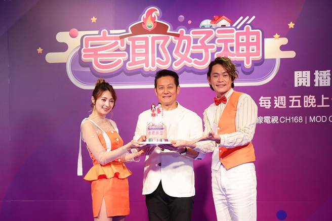 麻将大神徐乃麟右致赠阿喜中、黄镫辉左麻将翻糖蛋糕，预祝《宅爷好神》收视长红。（狼谷育乐台提供）