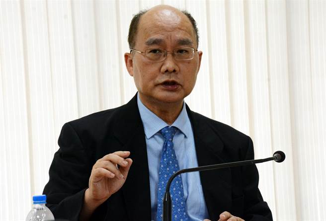 新上任的屏东县医师公会理事长江俊逸身怀十八般武艺，盼整合基层资源，推动到宅医疗服务。（林和生摄）