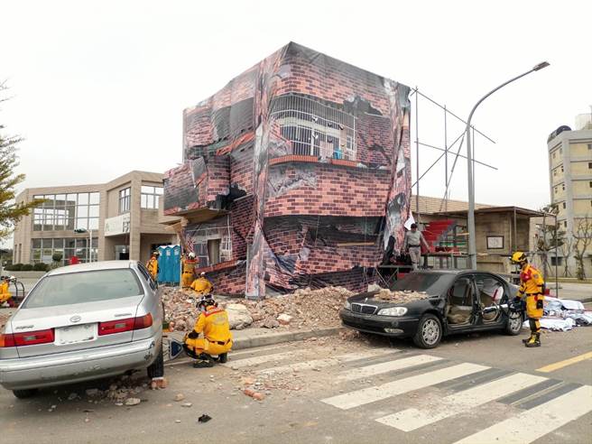 民安演习在警政署反恐训练中心举办，依据灾情进行综合性灾害抢救演练。（邱立雅摄）