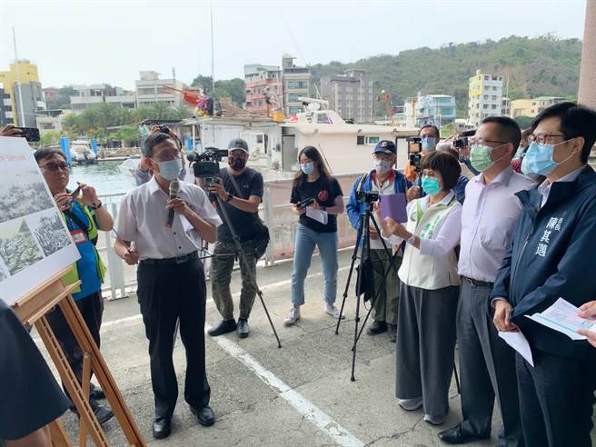 高雄市长陈其迈（右）8日前往该地视察指出，将活化鼓山鱼市场。（柯宗纬摄）