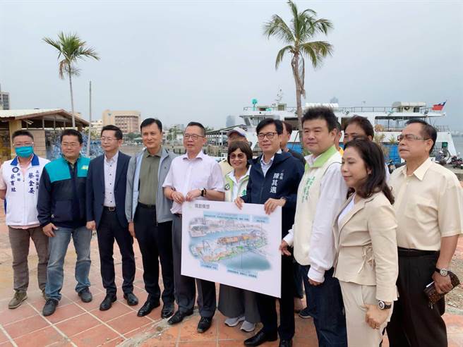 鼓山渔市场即将活化，高雄市长陈其迈（前排右三）8日表示，未来可望串连驳二、栈贰库等地，形成观光廊道。（柯宗纬摄）