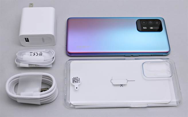 OPPO Reno5 Z包装内容物，除了30W VOOC闪充充电器、还有3.5mm耳机一副以及USB-C充电线、透明保护壳等。（黄慧雯摄）