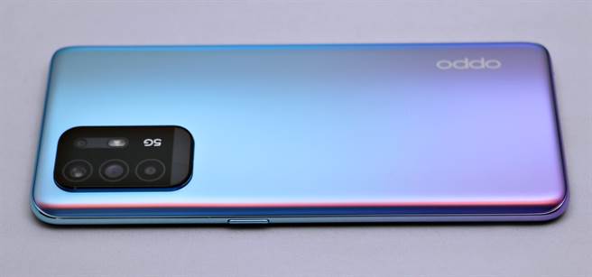 OPPO Reno5 Z左侧。（黄慧雯摄）