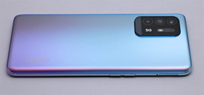 OPPO Reno5 Z右侧。（黄慧雯摄）