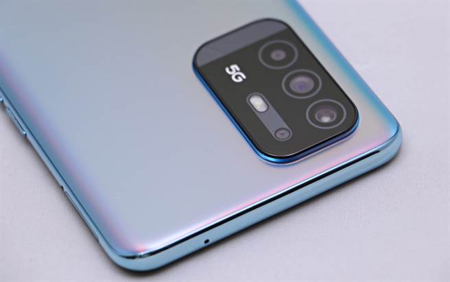 OPPO Reno5 Z顶端。（黄慧雯摄）
