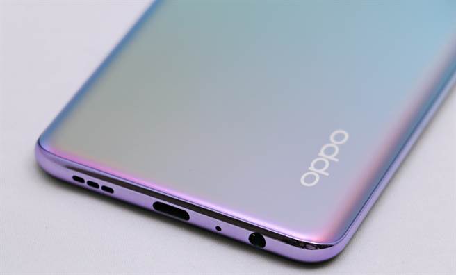 OPPO Reno5 Z底部保留3.5mm耳机孔，可以一边充电一边使用耳机。（黄慧雯摄）