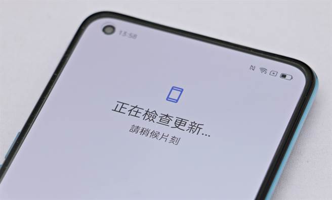 OPPO Reno5 Z採用打孔萤幕的设计，前相机位在顶端左侧。（黄慧雯摄）