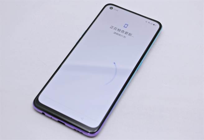 OPPO Reno5 Z採用打孔萤幕，萤幕对机身占比亮眼。（黄慧雯摄）
