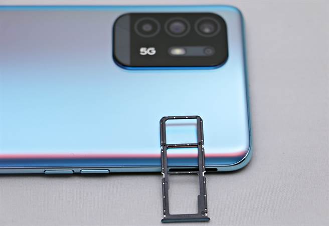 OPPO Reno5 Z採用三卡槽，可同时放入两张5G SIM卡以及microSD卡。（黄慧雯摄）