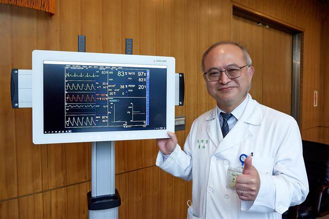 公卫电脑除了效能与相容性佳，更是守护医护人员健康的好帮手，图为台大医院院长吴明贤。（台大提供）