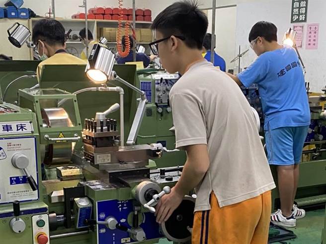 桃园市国中技艺教育各职类技艺竞赛4月举行，机械制图与车床组技艺竞赛由光启高中承办，其中车床使用的是全新的威赫工具机，让参赛学生直感讶异。（校方提供／赖佑维桃园传真）