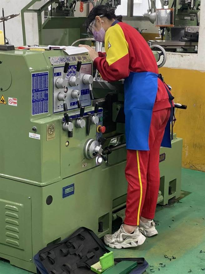 桃园市国中技艺教育各职类技艺竞赛4月举行，机械制图与车床组技艺竞赛由光启高中承办，其中车床使用的是全新的威赫工具机，让参赛学生直感讶异。（校方提供／赖佑维桃园传真）