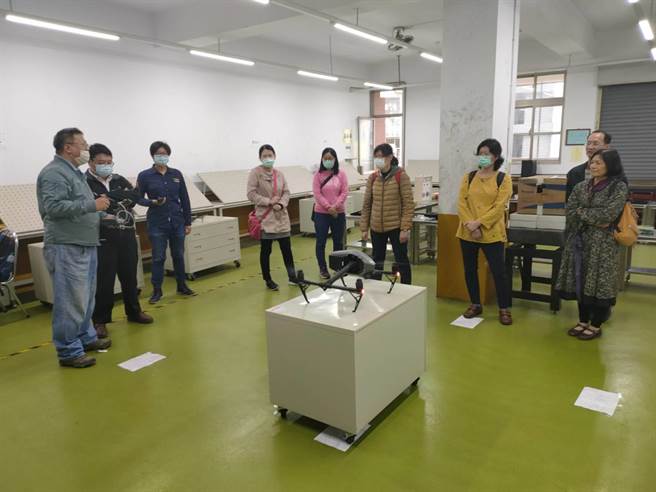 新北市莺歌国中到光启高中职业试探，师生们操作无人机。（校方提供／赖佑维桃园传真）