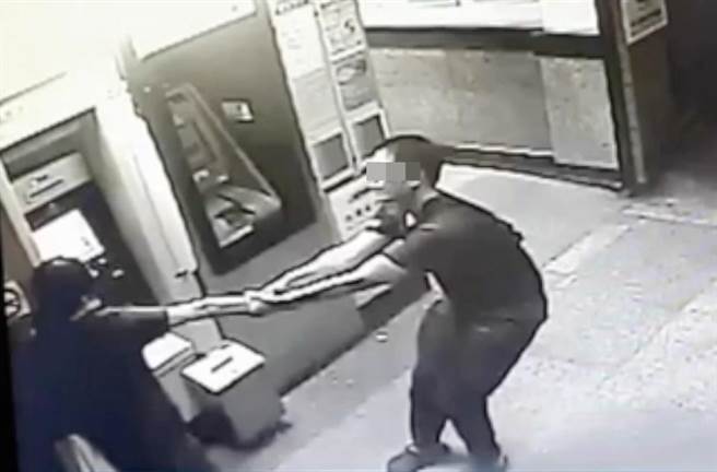 馬姓員警為了向小女警表達愛意，2019年5月在路邊拉扯並搶走女警隨身包包將物品倒在派出所值班台。（圖：民眾提供）