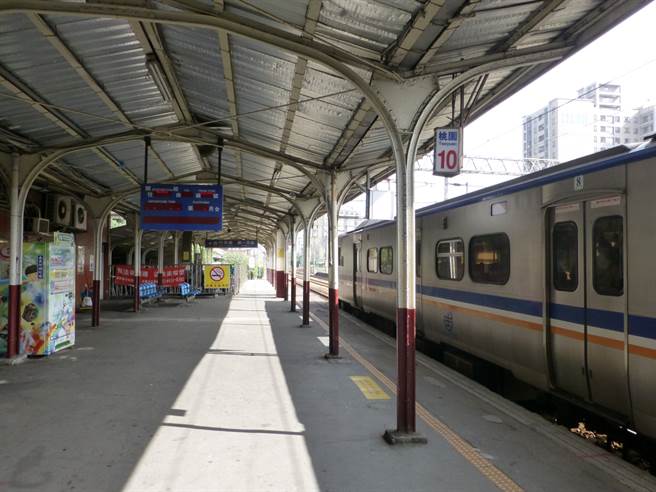 台鐵表示，若碰到軌道上有障礙物可撥打緊急通報電話，不過粉專今(8日)呼籲民眾，勿再以測試為由撥打該專線，因為目前已造成佔線的困擾。(達志影像/示意圖)

