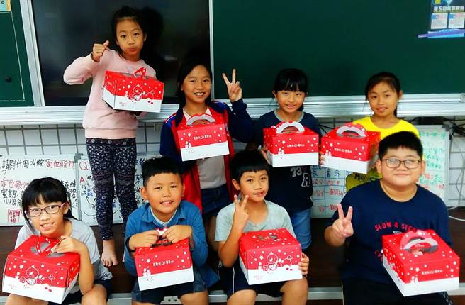 高雄路竹三埤国小学童开心收到蛋糕。（林雅惠摄）